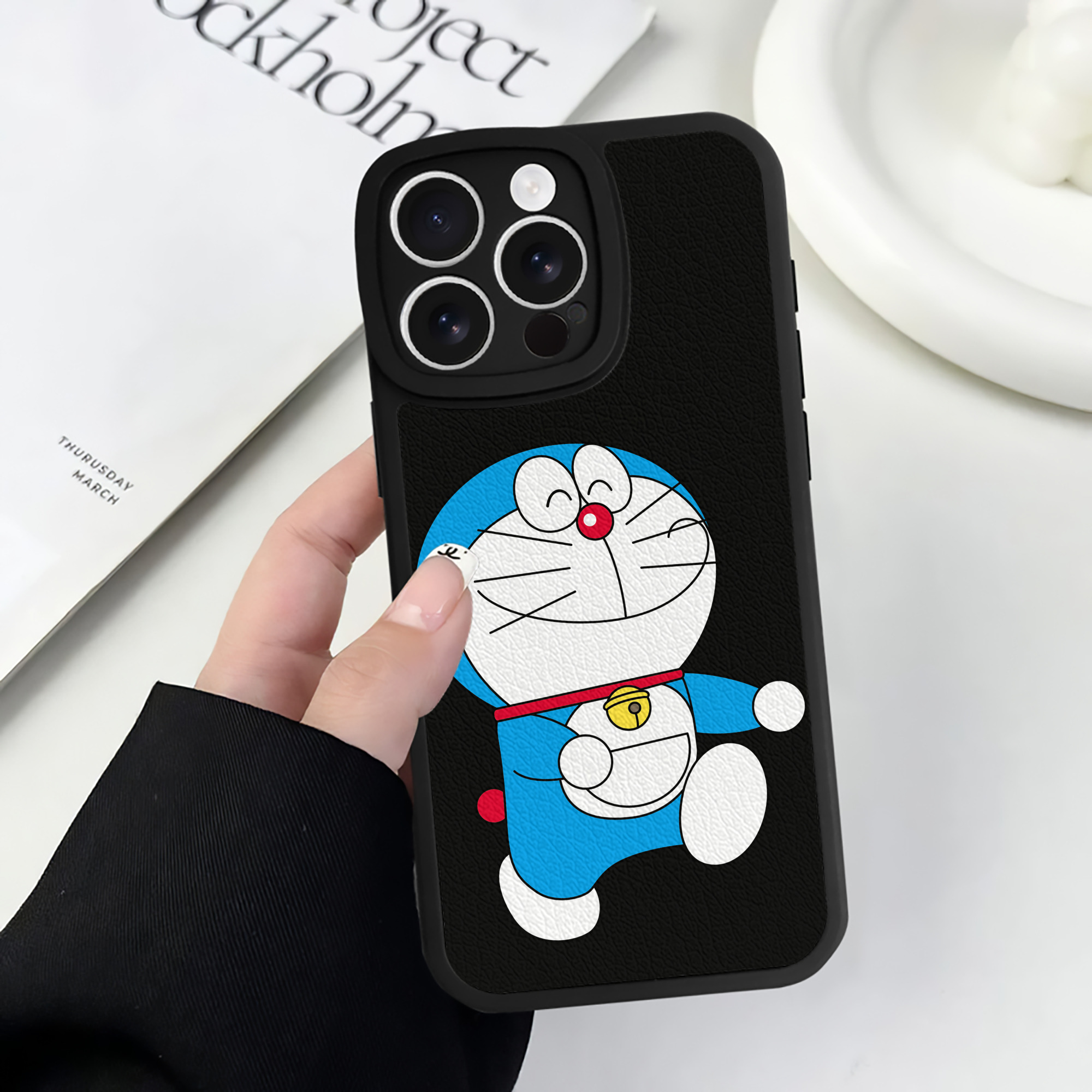 （画像用） ドラえもん Doraemon 【iPhone 16シリーズ対応】シリコンスマホケース（レザー調） 材質：シリコン